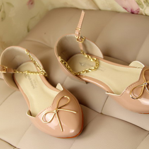 black closed toe flats